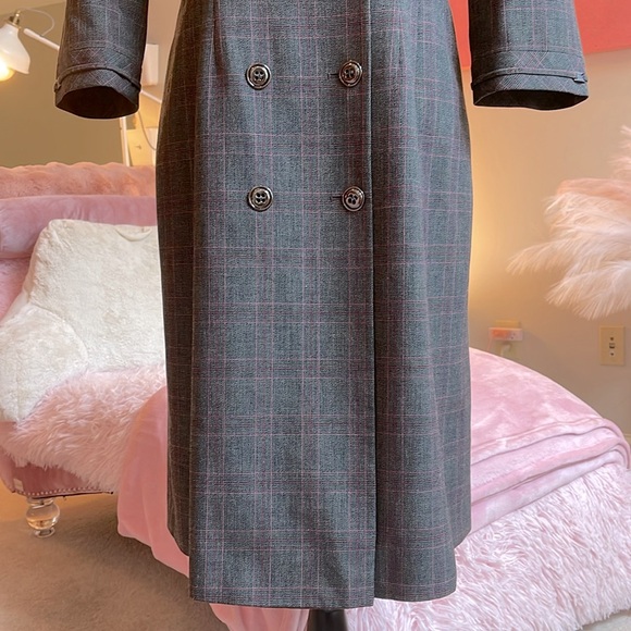 Such a Chic , Classy and Feminine Coat - Picture 3 of 15